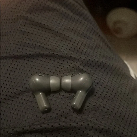 jbl earbuds used like new has no issues selling for 100 paid 165(PICKUP ONLY)